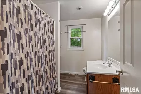 Bath - 413 Elm St, Thayer, IL 62689 photo 1 of 2