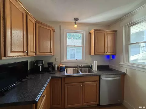 Kitchen - 517 S Park St, Springfield, IL 62704 photo 2 of 4