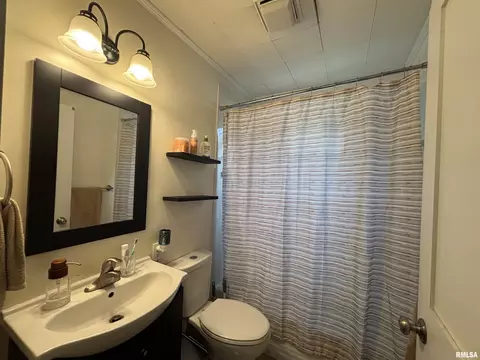 Bath - 517 S Park St, Springfield, IL 62704 photo 2 of 2