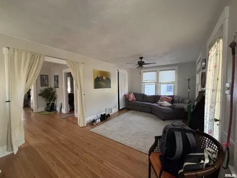 Living - 517 S Park St, Springfield, IL 62704 photo 2 of 5