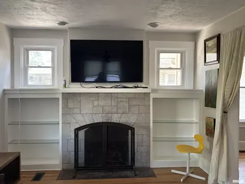 Living - 517 S Park St, Springfield, IL 62704 photo 5 of 5