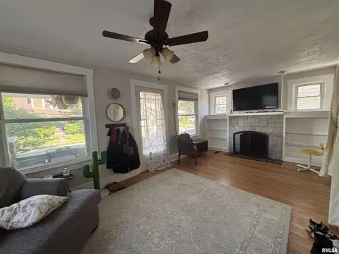 Living - 517 S Park St, Springfield, IL 62704 photo 3 of 5