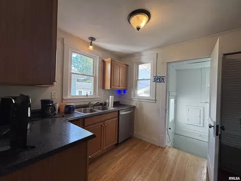 Kitchen - 517 S Park St, Springfield, IL 62704 photo 1 of 4