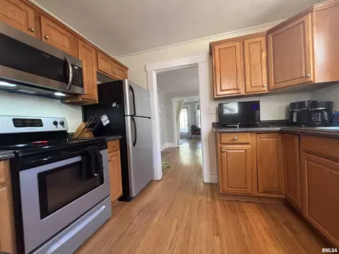 Kitchen - 517 S Park St, Springfield, IL 62704 photo 3 of 4