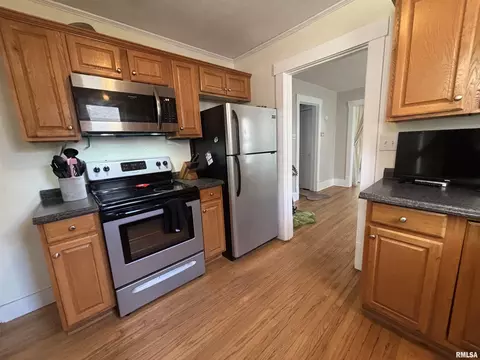 Kitchen - 517 S Park St, Springfield, IL 62704 photo 4 of 4