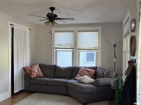 Living - 517 S Park St, Springfield, IL 62704 photo 1 of 5