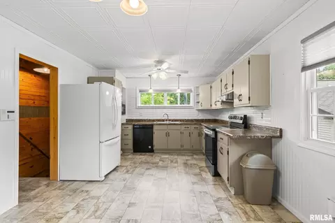 Kitchen - 6247 Crows Mill Rd, Springfield, IL 62712 photo 3 of 4
