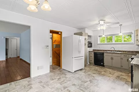 Kitchen - 6247 Crows Mill Rd, Springfield, IL 62712 photo 1 of 4