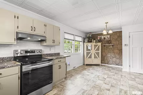 Kitchen - 6247 Crows Mill Rd, Springfield, IL 62712 photo 4 of 4