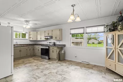 Kitchen - 6247 Crows Mill Rd, Springfield, IL 62712 photo 2 of 4