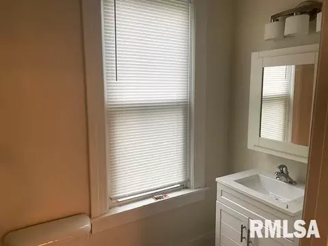 Bath - 930 N 8th St, Springfield, IL 62702 photo 1 of 1