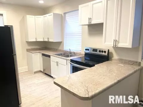 Kitchen - 930 N 8th St, Springfield, IL 62702 photo 5 of 5