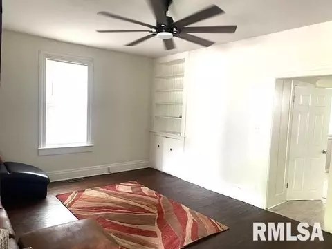 Living - 930 N 8th St, Springfield, IL 62702 photo 2 of 2