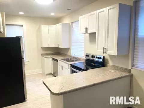 Kitchen - 930 N 8th St, Springfield, IL 62702 photo 2 of 5