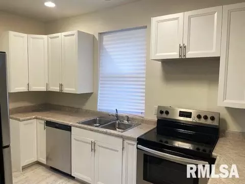 Kitchen - 930 N 8th St, Springfield, IL 62702 photo 1 of 5