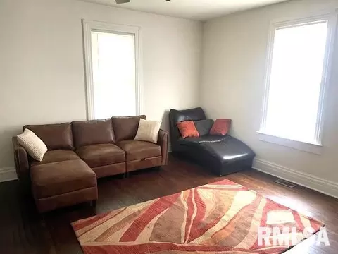 Living - 930 N 8th St, Springfield, IL 62702 photo 1 of 2