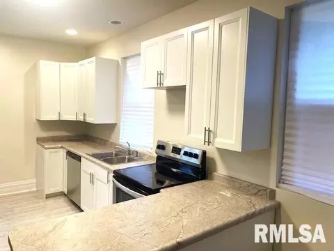 Kitchen - 930 N 8th St, Springfield, IL 62702 photo 3 of 5