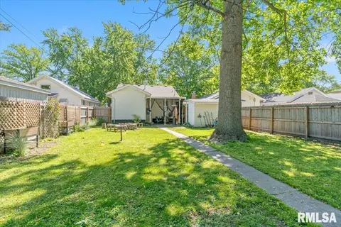 Exterior - 2017 S Lowell Ave, Springfield, IL 62704 photo 8 of 9