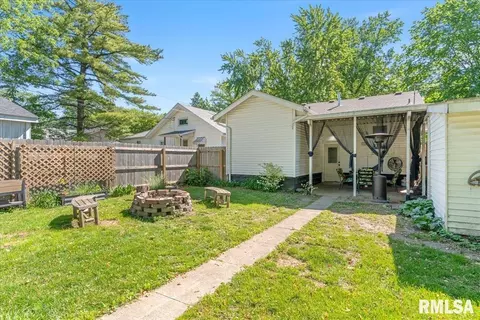 Exterior - 2017 S Lowell Ave, Springfield, IL 62704 photo 7 of 9