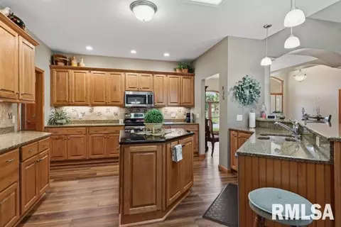 Kitchen - 4377 Old Salem Ln, Springfield, IL 62711 photo 2 of 3