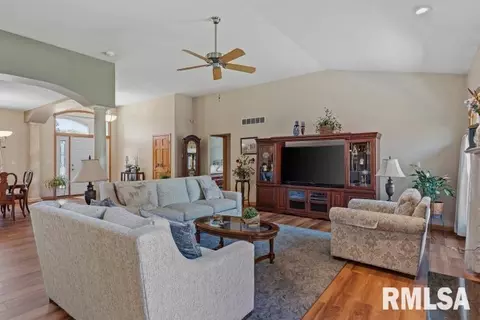 Living - 4377 Old Salem Ln, Springfield, IL 62711 photo 1 of 2
