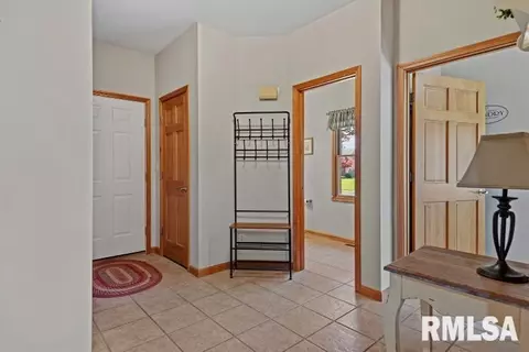 Entry Way - 4377 Old Salem Ln, Springfield, IL 62711 photo 6 of 8