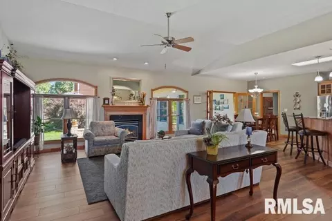 Living - 4377 Old Salem Ln, Springfield, IL 62711 photo 2 of 2