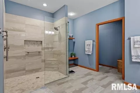 Bath - 4377 Old Salem Ln, Springfield, IL 62711 photo 1 of 5
