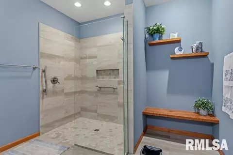 Bath - 4377 Old Salem Ln, Springfield, IL 62711 photo 2 of 5