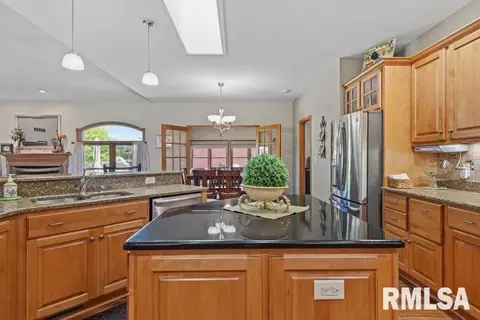 Kitchen - 4377 Old Salem Ln, Springfield, IL 62711 photo 3 of 3