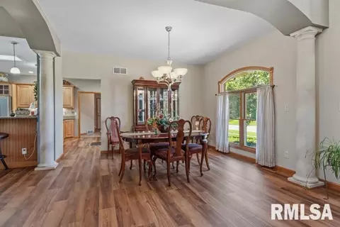 Dining - 4377 Old Salem Ln, Springfield, IL 62711 photo 1 of 2