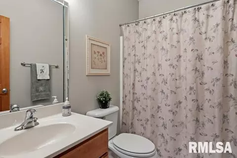 Bath - 4377 Old Salem Ln, Springfield, IL 62711 photo 5 of 5