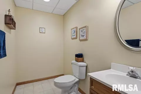 Bath - 4377 Old Salem Ln, Springfield, IL 62711 photo 3 of 5