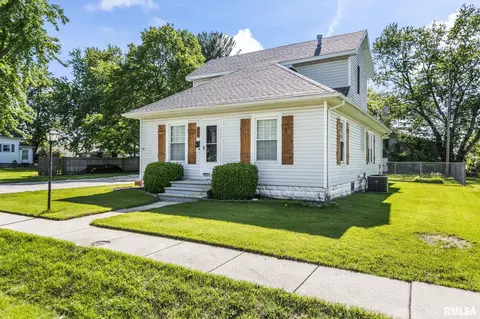 324 Edwards St, Nokomis, IL 62075