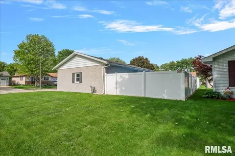 Exterior - 204 Buckhorn Dr, Springfield, IL 62707 photo 1 of 5