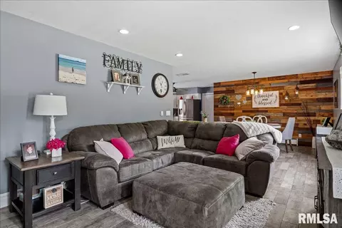 Living - 204 Buckhorn Dr, Springfield, IL 62707 photo 1 of 3
