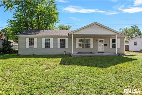 810 Country View St, Virden, IL 62690