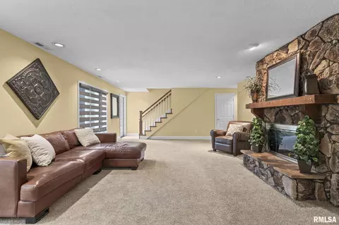 Living - 890 Roanoke Dr, Springfield, IL 62702 photo 6 of 7