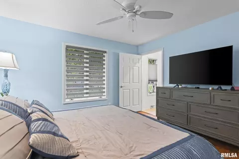 Bedroom - 890 Roanoke Dr, Springfield, IL 62702 photo 1 of 7