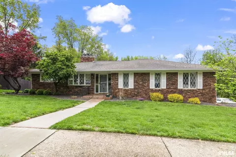 890 Roanoke Dr, Springfield, IL 62702