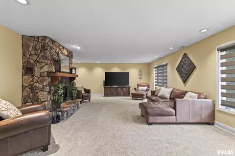 Living - 890 Roanoke Dr, Springfield, IL 62702 photo 7 of 7