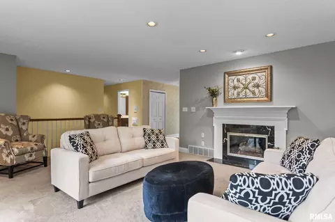 Living - 890 Roanoke Dr, Springfield, IL 62702 photo 3 of 7