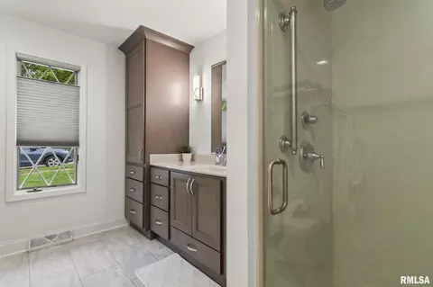Bath - 890 Roanoke Dr, Springfield, IL 62702 photo 2 of 4