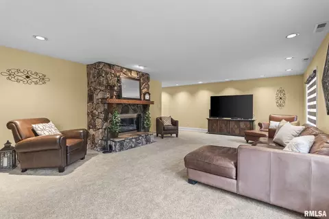 Living - 890 Roanoke Dr, Springfield, IL 62702 photo 5 of 7