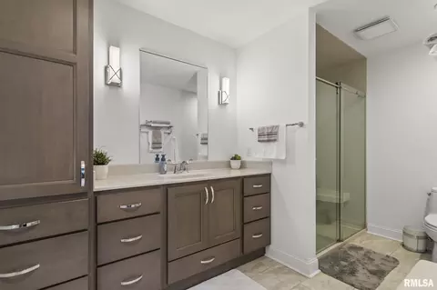 Bath - 890 Roanoke Dr, Springfield, IL 62702 photo 1 of 4