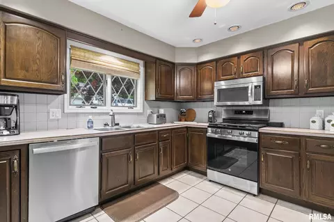 Kitchen - 890 Roanoke Dr, Springfield, IL 62702 photo 1 of 3