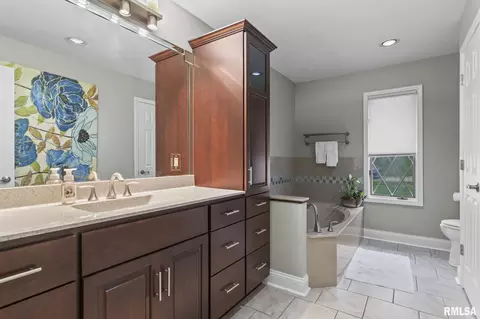 Bath - 890 Roanoke Dr, Springfield, IL 62702 photo 3 of 4