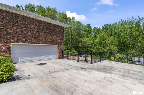 Exterior - 890 Roanoke Dr, Springfield, IL 62702 photo 5 of 9