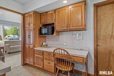 Kitchen - 407 Lewis Dr, Dawson, IL 62520 photo 4 of 4