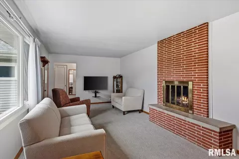 Living - 407 Lewis Dr, Dawson, IL 62520 photo 2 of 2